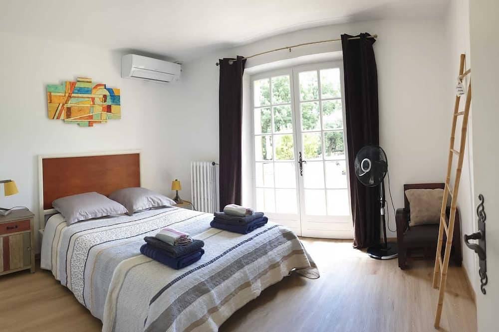 Independent Villa with Large Pool and Summer Kitchen in Châteauneuf-Grasse, Cannes region