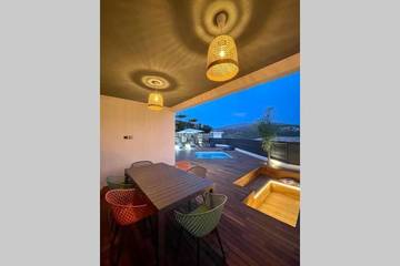 Villa pour 6 personnes, avec terrasse et piscine ainsi que vue et jardin dans Porticcio