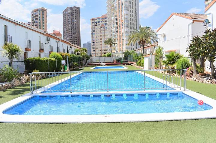 Bungalow pour 5 personnes, avec piscine ainsi que jardin et terrasse à Benidorm