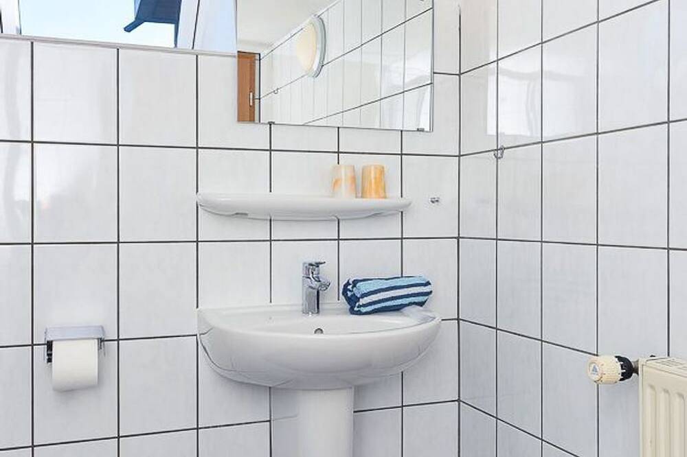 Ganze Wohnung, Ferienwohnung West - Haus Deichblick in Ostbense, Neuharlingersiel