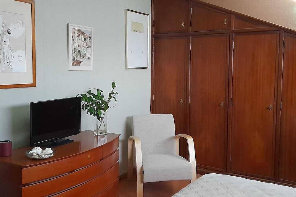 Cozy Yellow House 10m from the beach in Esmoriz, Aveiro Distrikt