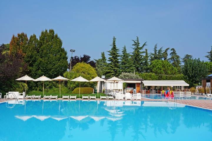 Ferienpark für 6 Personen, mit Garten und Kinderpool sowie Pool in Peschiera del Garda