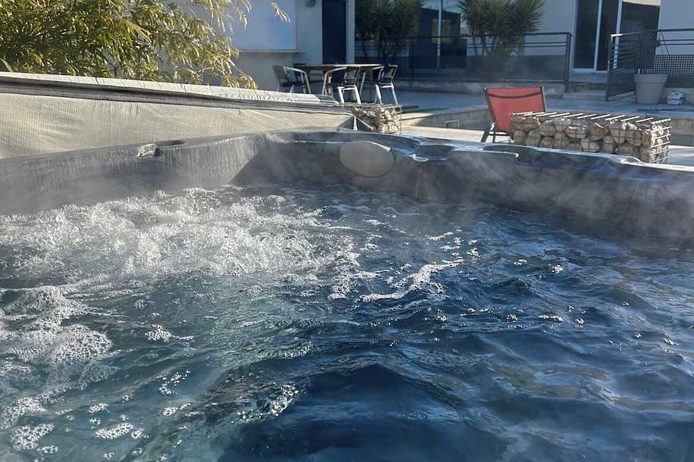 Villa with pool and jacuzzi - 12 people in Rochefort-du-Gard, Nimes und Umgebung