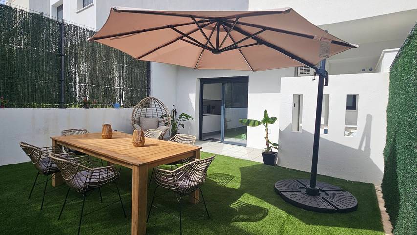 Villa with Private Pool and Sea Views, Near Airport and Beach for 6 Guests in El Pinar Torremolinos, Torremolinos