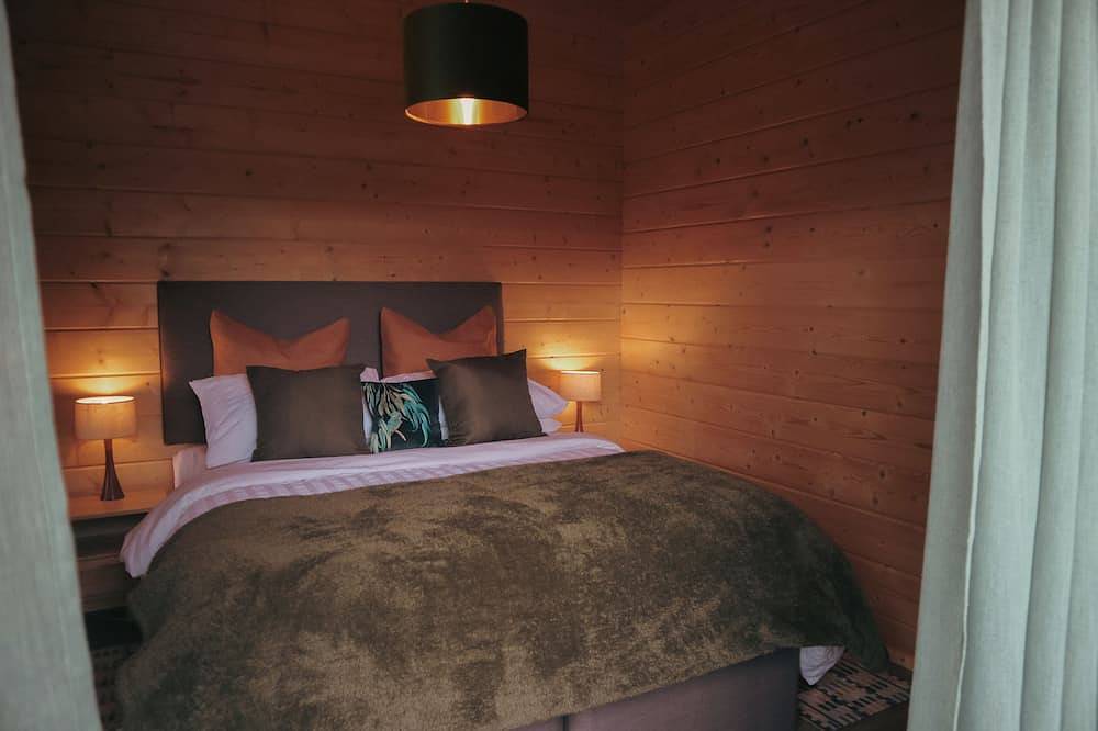 Favourite Lodge with Hot Tub at Kingfisher Lakes | Panoramic Views | Sunny Deck! in Brandesburton, East Riding of Yorkshire