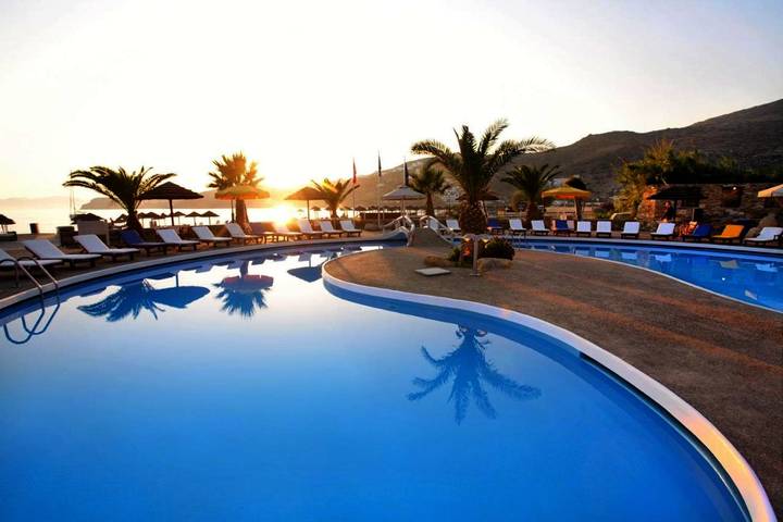 Hôtel pour 3 personnes, avec balcon ainsi que piscine et jardin