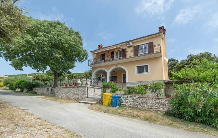 Ganze Ferienwohnung, Gemütliches Apartment mit 1 Schlafzimmer, Meerblick, WLAN und Terrasse, 1,5 km vom Strand entfernt in Raša, Ostküste Istrien