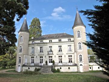 Chambre d’hôte pour 2 personnes, avec jardin ainsi que vue et piscine à Tournon-Saint-Pierre