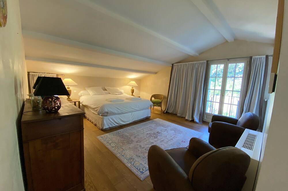 Magnífica villa provenzal de 300 m2 con aire acondicionado y una gran piscina orientada al sur. in Aurons, Region de Aix-en-Provence