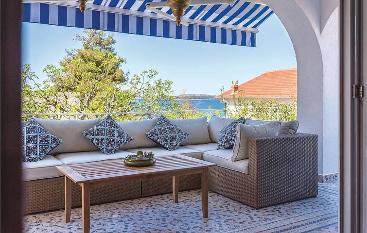 Oase am Meer: Modernes Apartment mit Terrasse, WLAN und Parkplatz in Žaborić, Šibenik-Knin