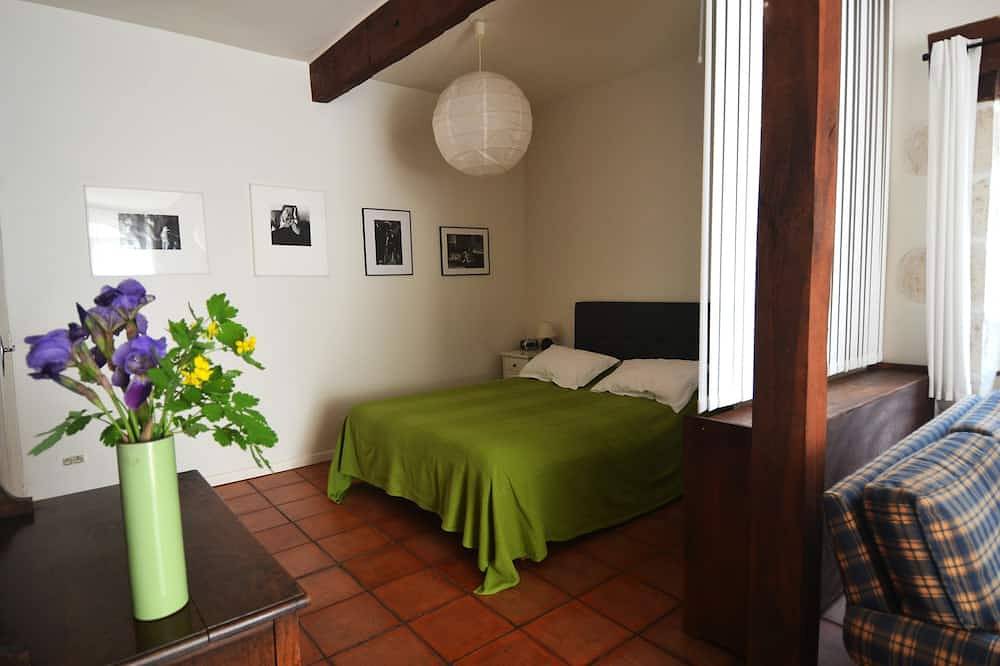 Holiday home for 2 - 45m² - quiet green area - large swimming pool in Souillac, Lot