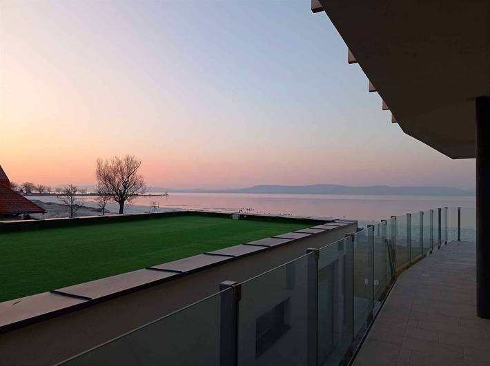 Ganze Ferienwohnung, Ferienwohnung mit eigenem Strand, Wlan und Klimaanlage in Balatonlelle, Plattensee Südufer