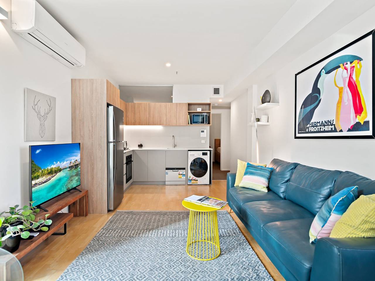 Entire apartment, Modern, renovated apartment in Melbourne Cbd in Melbourne, Victoria
