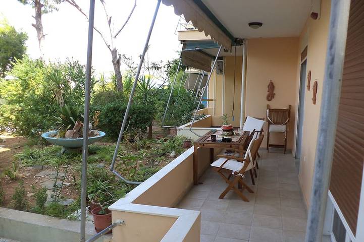 Gîte pour 4 personnes, avec balcon et jardin dans Saronida
