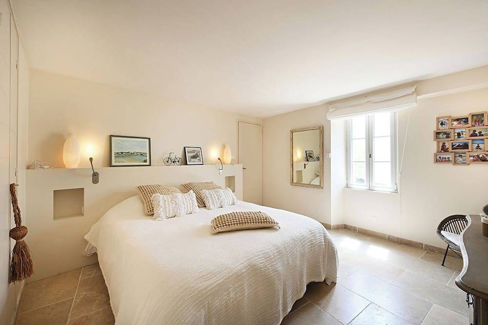 Maison au coeur du village d'Ars en ré, idéalement entièrement rénovée. in Ars-en-Ré, Île de Ré
