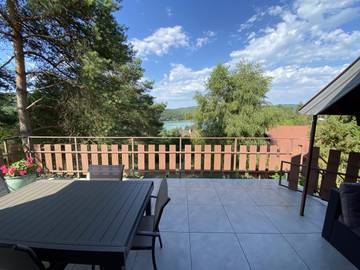 Chalet pour 8 personnes, avec jardin et vue sur le lac en Franche-Comté