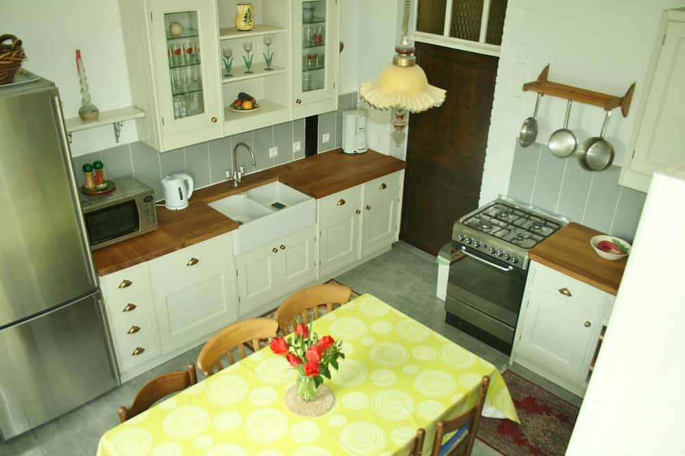 Riverside cottage in Medieval Josselin, great for sightseeing or relaxing in Josselin, Pontivy region