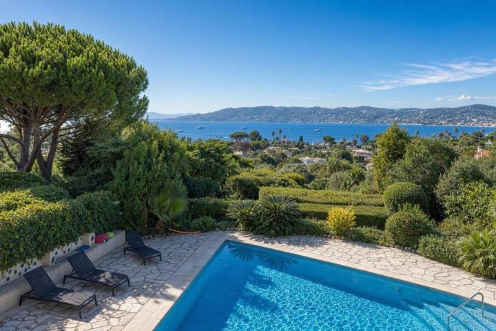 Gîte pour 7 personnes, avec Balcon et Terrasse ainsi que Jardin et Piscine dans Thalazur