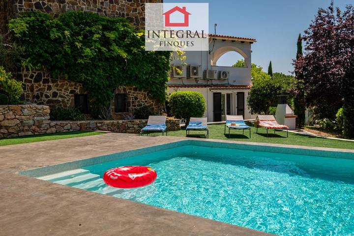 Casa rural para 14 personas, con Balcón y Terraza además de Jardín y Piscina en Vall-llobrega - 3