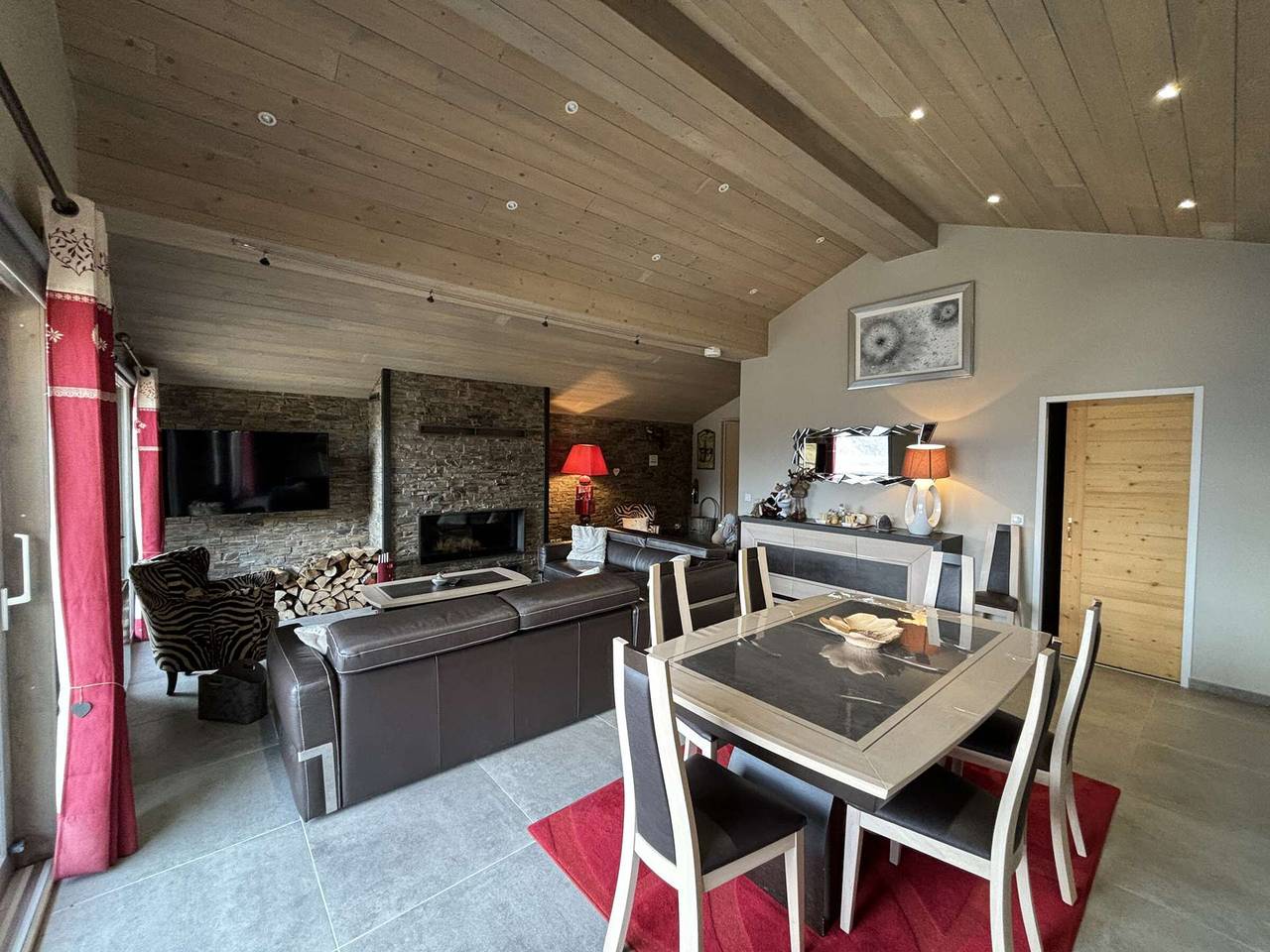 Appartement entier, Appartement moderne 5 pièces, proche des pistes avec cheminée, terrasse, parking et bois inclus in Auris, Parc national des Écrins