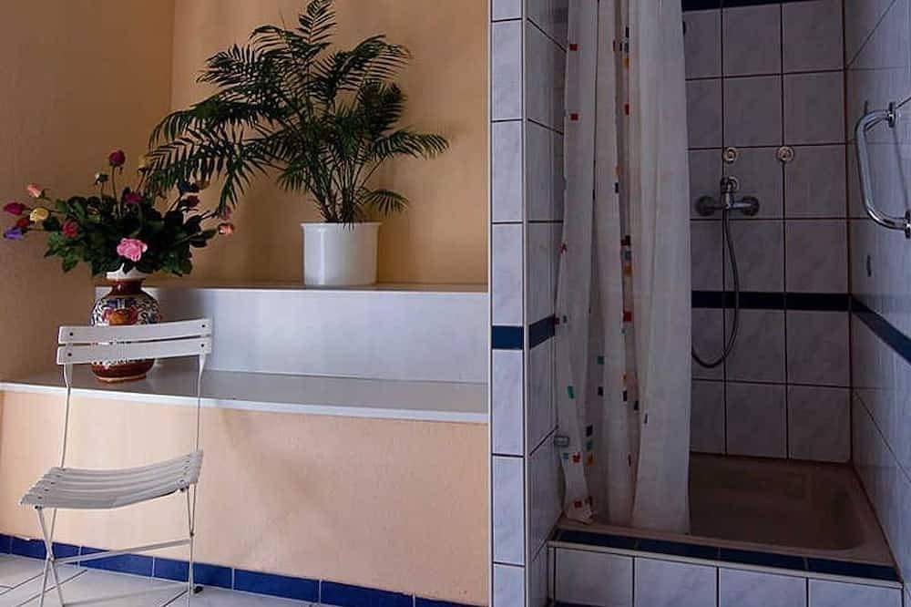 Doppelzimmer mit Dusche und Wc - Gästezimmer in Kippenheim R.Müller in Kippenheim, Mittlerer Schwarzwald