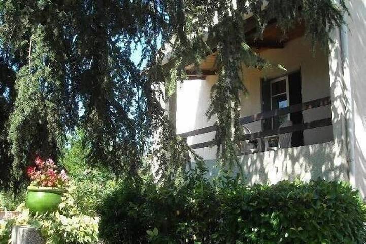 Gîte pour 4 personnes, avec jardin ainsi que terrasse et piscine