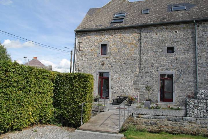 Location de vacances pour 5 personnes, avec Terrasse et Jardin ainsi que Bassin pour enfant et Piscine à Mettet