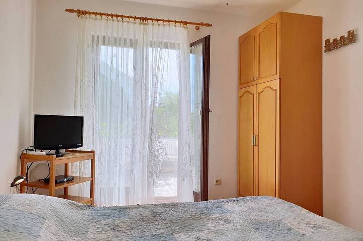 Appartement entier, Appartement Bijelic - avec balcon, 480 m de la mer, BBQ, parking privé, pas de clim in Silo (Krk), Krk