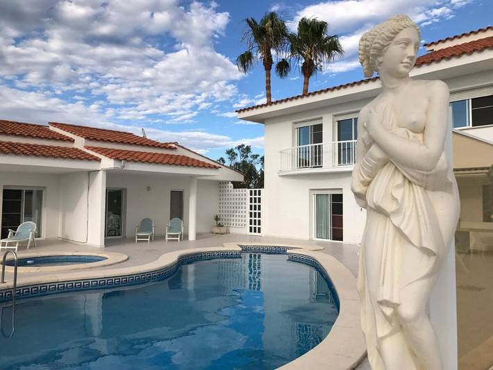 Location de vacances pour 5 personnes, avec Terrasse et Jardin ainsi que Bassin pour enfant et Piscine dans l'Eucaliptus