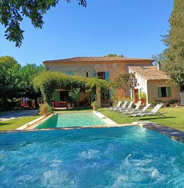 Location de vacances pour 14 personnes, avec vue et jardin ainsi que piscine et sauna à Aimargues