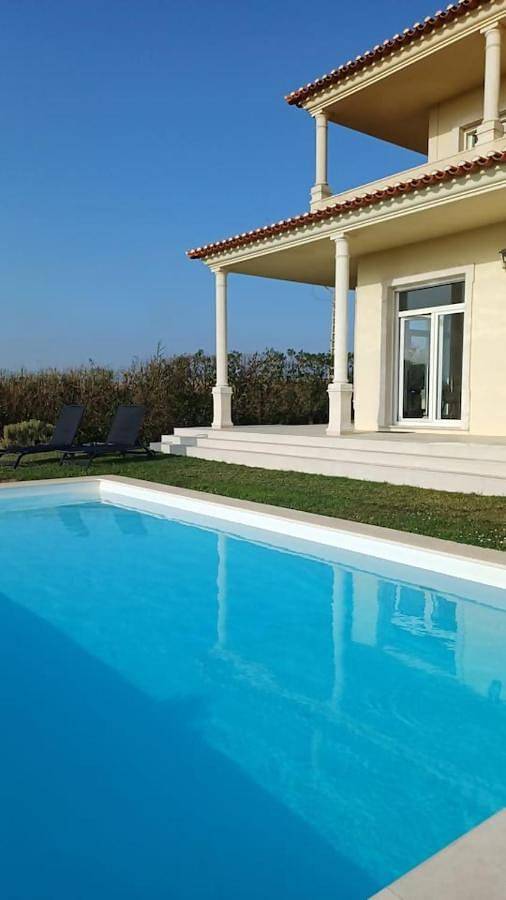Casa de vacaciones para 10 personas, con piscina además de jardín y balcón en Atalaia