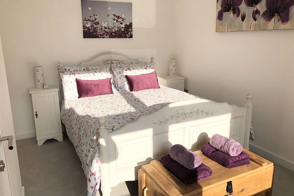 Entire apartment, 'Spire View'  New Forest Holiday Home - 3 minutes walk to the open forest in Lyndhurst, Hampshire