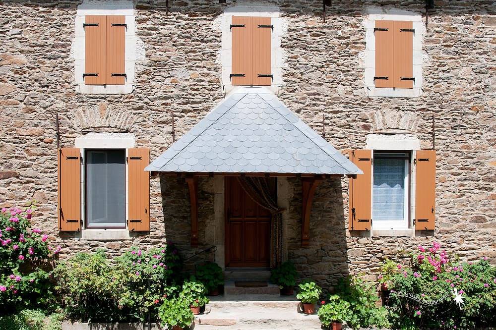 Gîte campagnard agréé 3 étoiles in Flavin, Aveyron