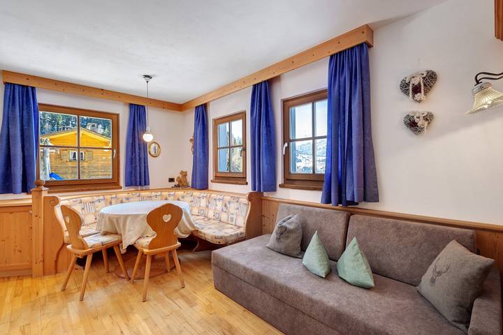 Hel lejlighed, Apartment "Ciasa Mirio Pütia" with Mountain View, Wi-Fi & Garden in Rumestluns, Wengen (Italien)