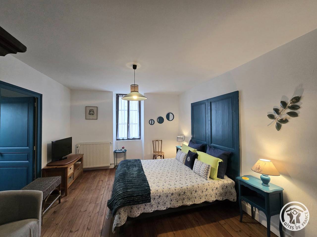 Chambres d'hôtes : Ecole Buissonnière - Chambre Paon in Le Buisson-de-Cadouin, Périgord Pourpre