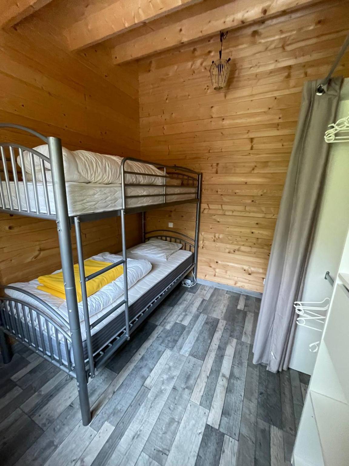 Caravan 'Chalet' with Shared Pool, Wi-Fi, and Air Conditioning in Saint-Martial-de-Nabirat, Périgord Noir