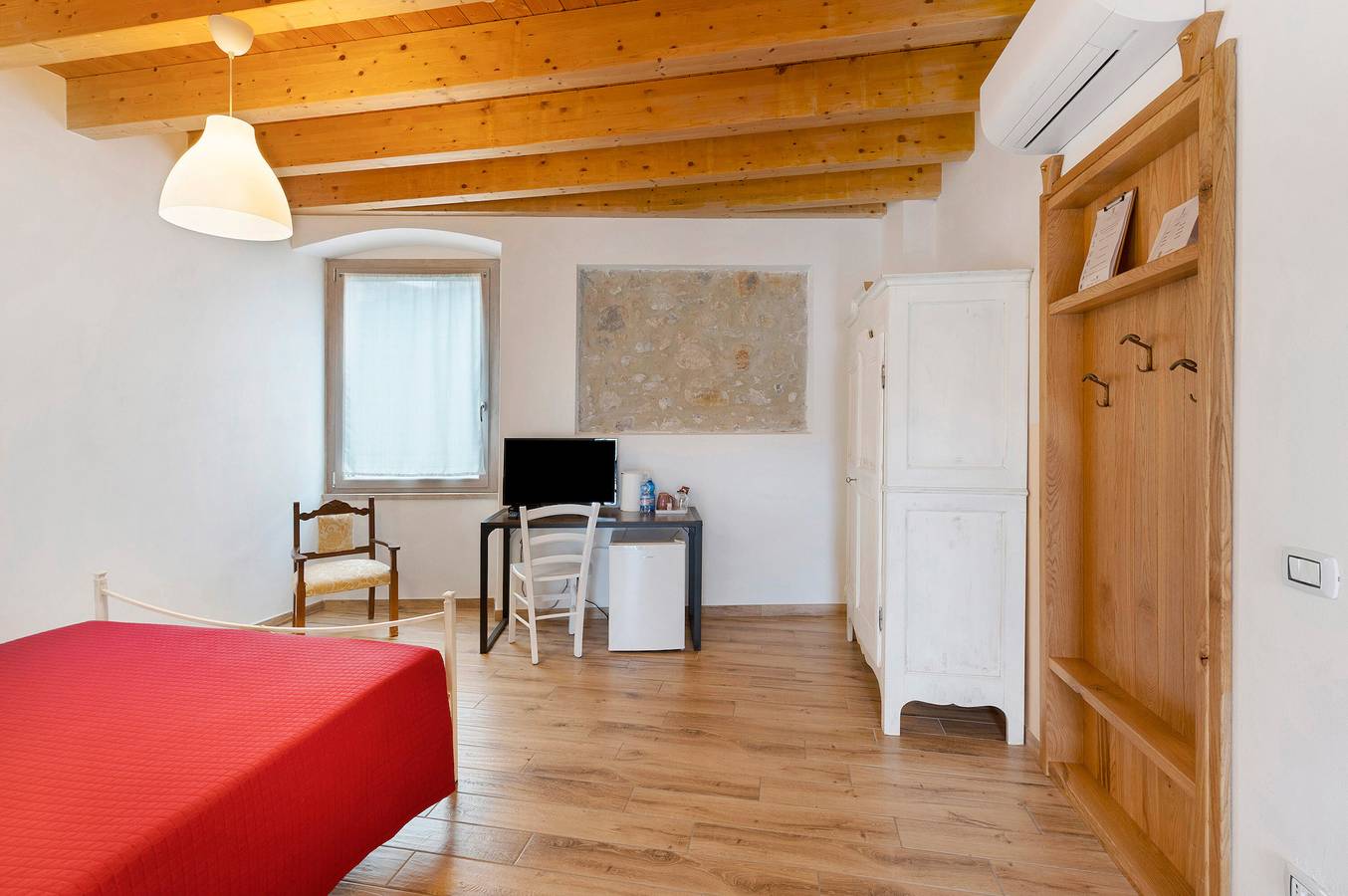 Room 'San Biagio' with Shared Pool, Wi-Fi and Air Conditioning in San Felice del Benaco, Garda Mountains
