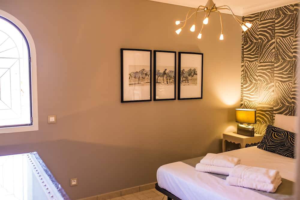 Villa Novalya with swimming pool in La Crau, Mediterranean Coast (France)