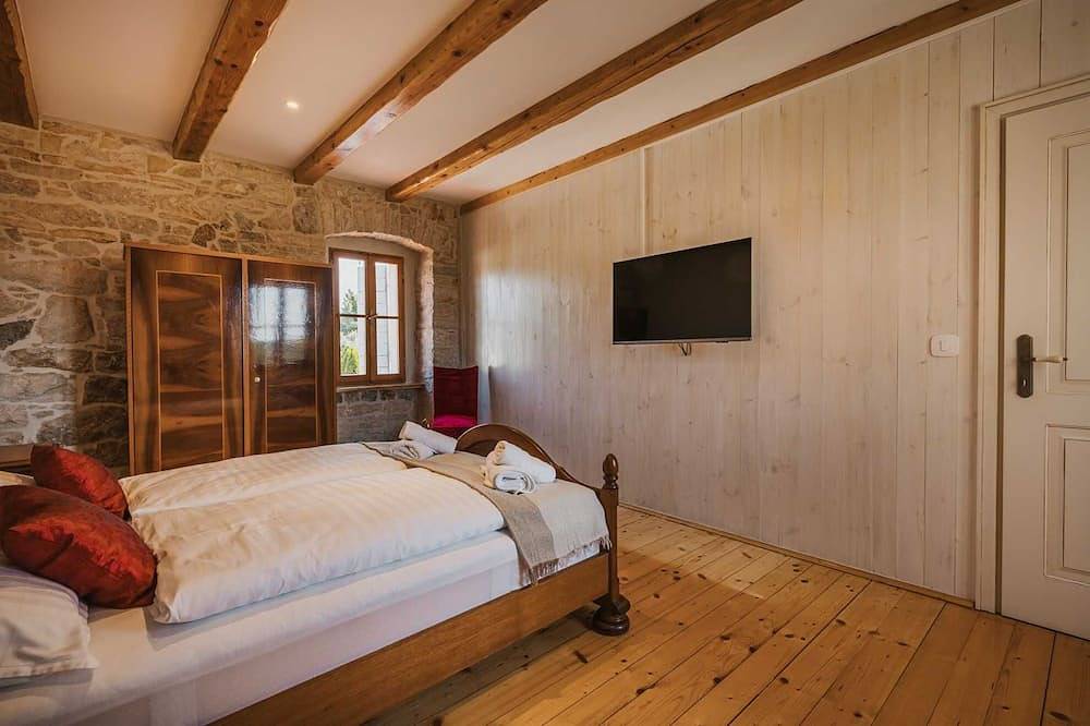 Villa mit 2 Schlafzimmern und Pool, Jacuzzi für bis zu 4 Personen in Grad Poreč, Porec und Umgebung