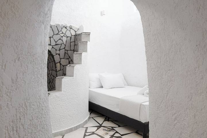 Ganze Wohnung, Moderne traditionelle Höhlenvilla, nahe Fira, Hafen und Flughafen! in Mesaria, Santorin