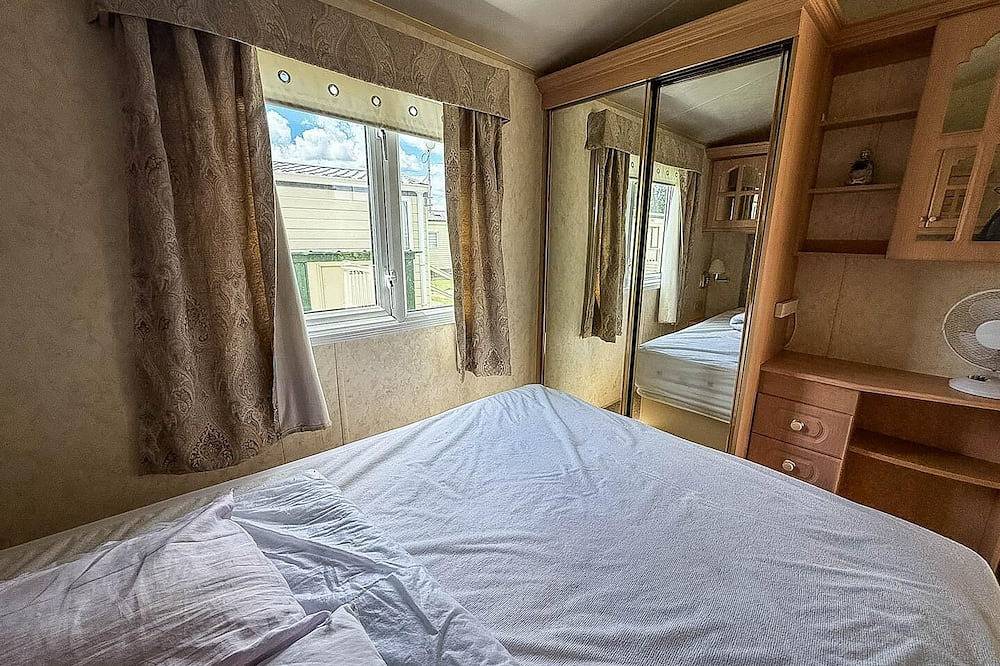 8 berth caravan with Wifi and decking in Lincs ref 78003P in Skegness, Lincolnshire
