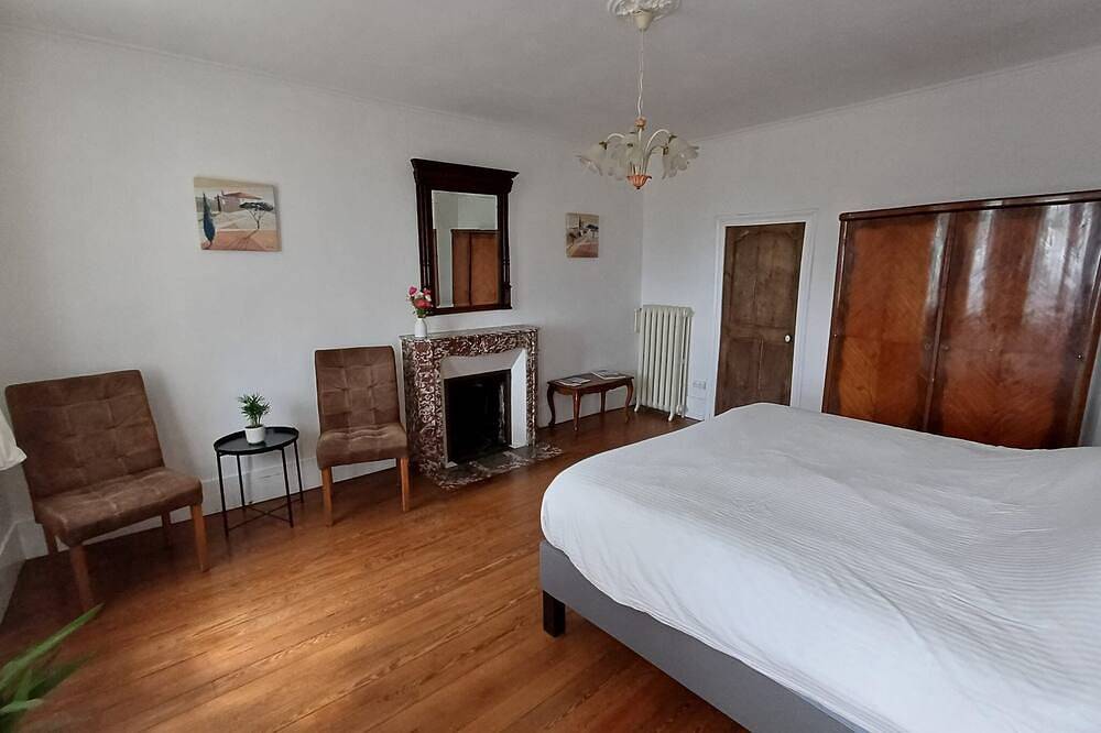 Private Family B&B Room \"Rose\" in Tournus, Région de Mâcon
