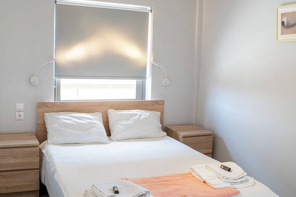 Ganze Wohnung, Spacious Modern Room on Agia Marina Beach in Kato Stalos, Agia Marina