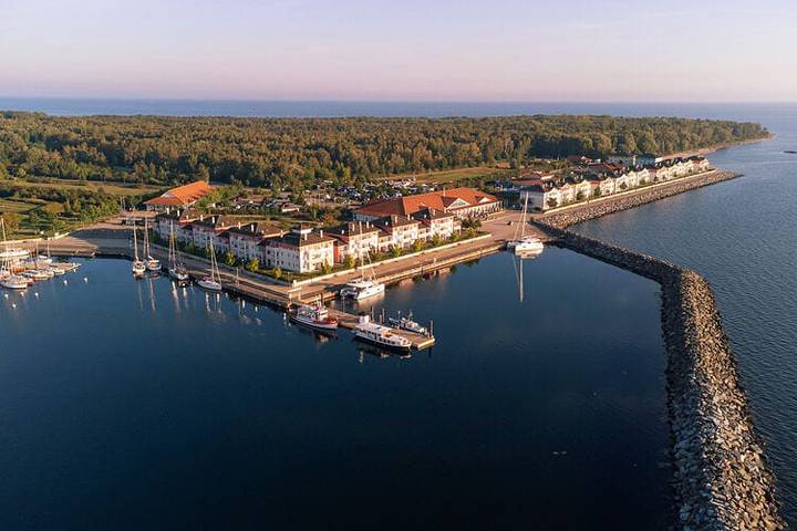 Ferienwohnung für 4 Personen, mit Balkon/Terrasse und Balkon sowie Terrasse und Pool in der Wohlenberger Wiek