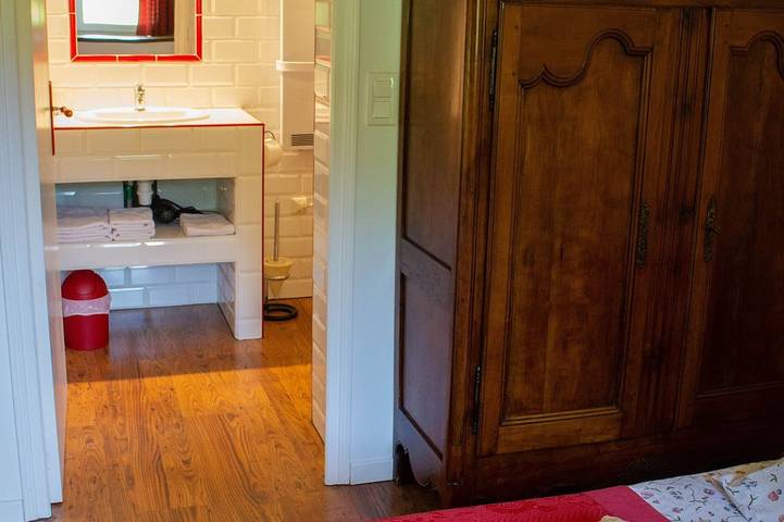 Gîte pour 2 personnes, avec terrasse ainsi que jacuzzi et jardin à Mont-Roc - 3