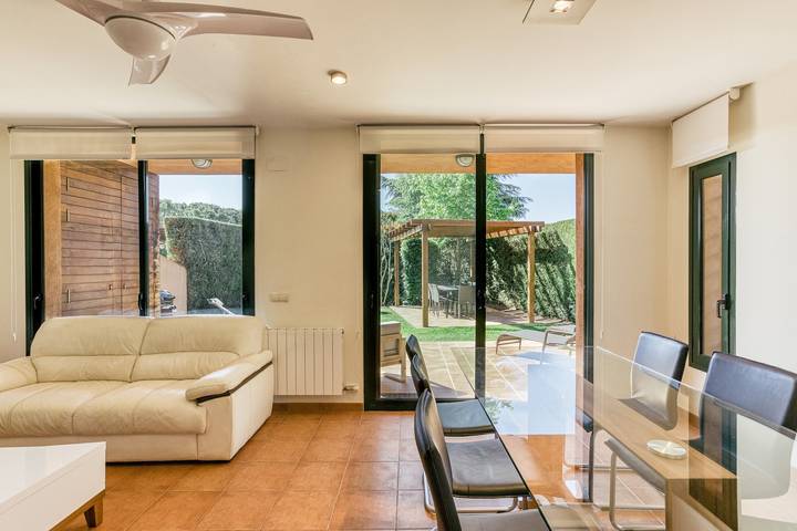 Villa Brenda Torremirona Resort with Shared Pool, Garden, Terraces, Bbq & Wi-Fi in Navata, Upper Empordà