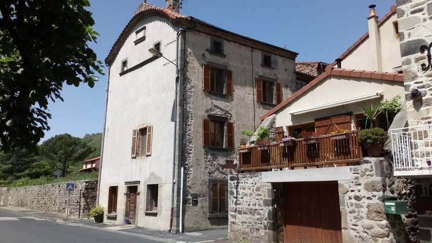 Gîte pour 5 personnes, avec terrasse et vue, adapté aux familles à Saint-Floret