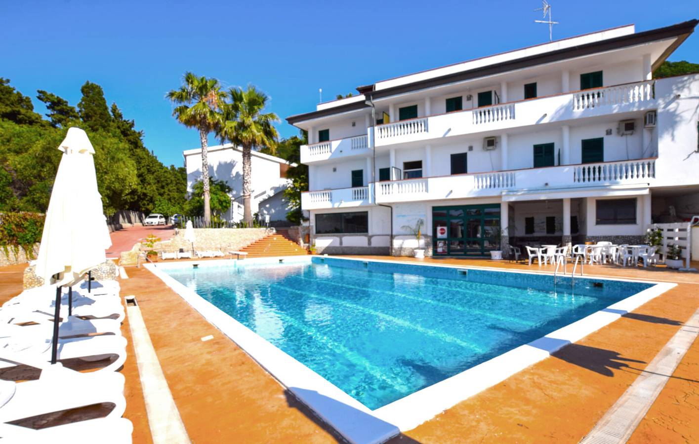 Ganze Ferienwohnung, Apartment am Strand mit Pool und Garten, AC und Parkplatz in Parghelia, Vibo Valentia Provinz
