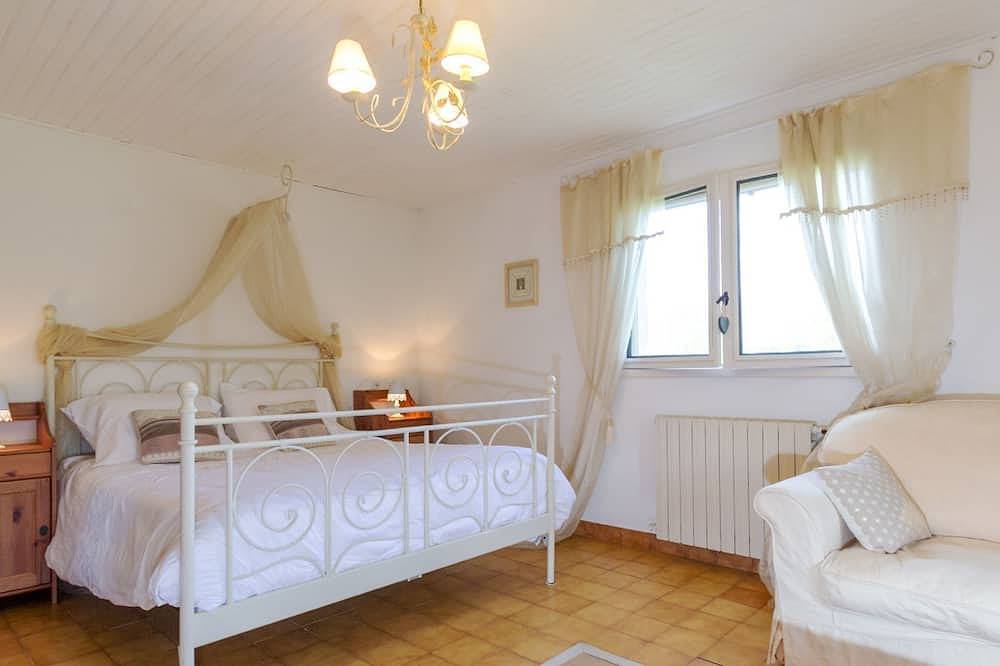 Secure, gated, fenced pool, quiet rural location, Air Con. Near historic towns in Bourgougnague, Région de Marmande