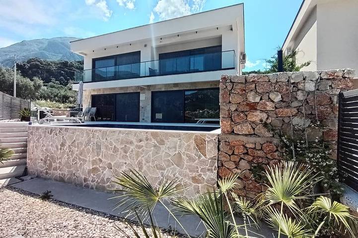 Ferienhaus für 6 Personen, mit Balkon und Garten sowie Pool in Bar